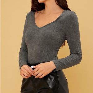 V-neck Form fitted tee